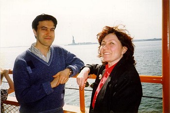 Sabirjan Badretdinov and Riva Rudisser (Sedelkina) are against the background of the Liberty statue. 1996.